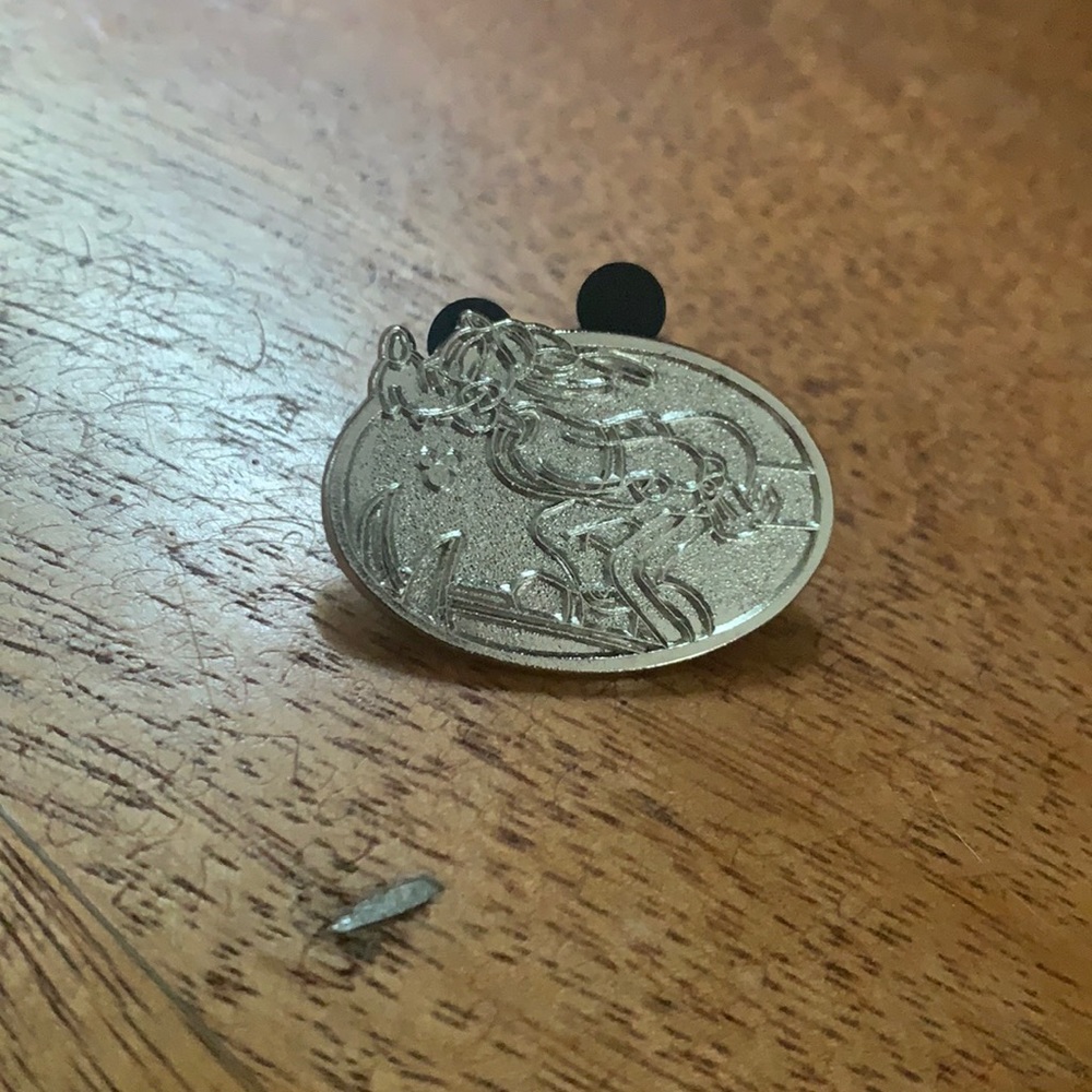 Skiing goofy pin